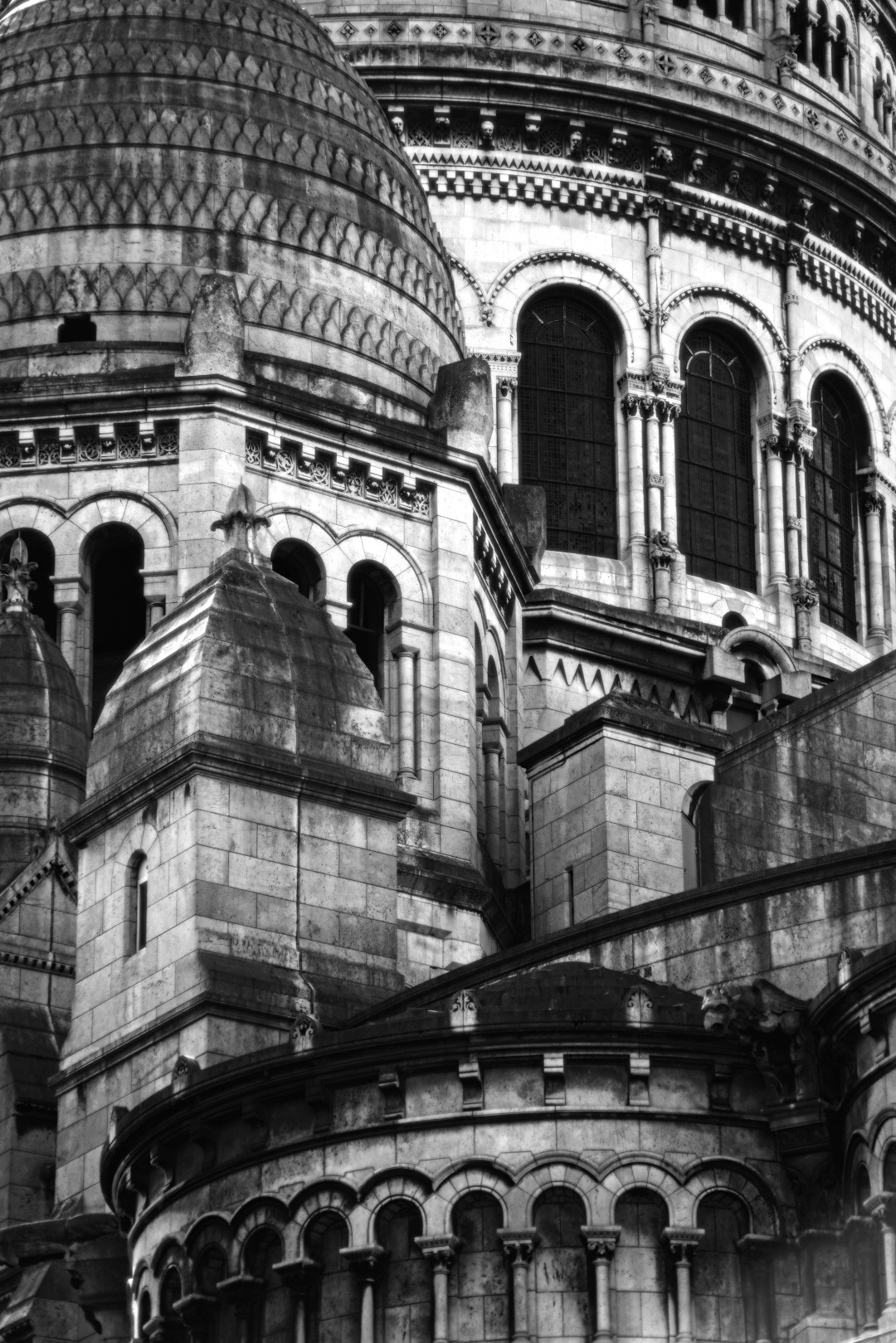 A black-and-white close-up of Sacré-Cœur